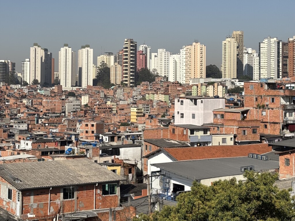 La imagen muestra la comunidad de Paraisópolis y, al fondo, el barrio de Morumbi. El contraste entre ambos lugares pone de manifiesto las desigualdades existentes